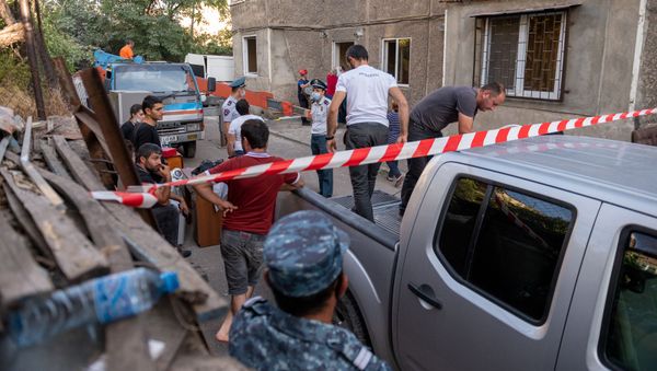 Жители обрушившегося в Ереване здания вывозят уцелевшие вещи (28 августа 2020). Еревaн - Sputnik Արմենիա
