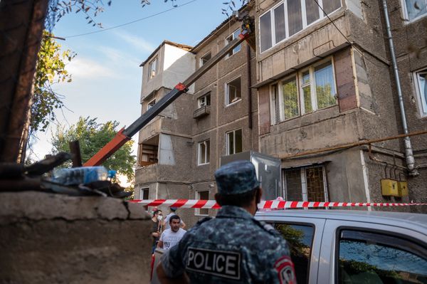 «Աչքերս փակում եմ, նորից վերապրում էդ սարսափը». փլուզված շենքի կարմիր ժապավենից այն կողմ - Sputnik Արմենիա