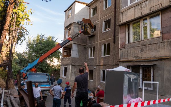 Жители обрушившегося в Ереване здания вывозят уцелевшие вещи (28 августа 2020). Еревaн - Sputnik Армения