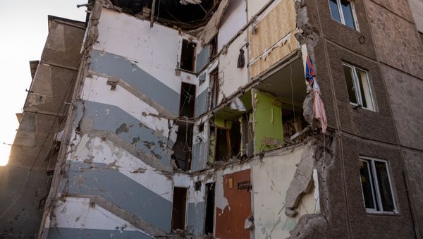 Жители обрушившегося в Ереване здания вывозят уцелевшие вещи (28 августа 2020). Еревaн - Sputnik Արմենիա