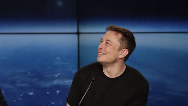 Генеральный директор Tesla и SpaceX Илон Маск на пресс-конференции после успешного запуска тяжелой ракеты Falcon 9 SpaceX (6 февраля 2018). Флорида - Sputnik Армения