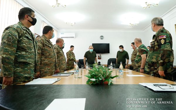 Премьер-министр Армении Никол Пашинян и президент Карабаха Араик Арутюнян прибывают на совещание о военном сотрудничестве между Арменией и Карабахом (30 августа 2020). Степанакерт Премьер-министр Армении Никол Пашинян и президент Карабаха Араик Арутюнян прибывают на совещание о военном сотрудничестве между Арменией и Карабахом (30 августа 2020). Степанакерт - Sputnik Армения
