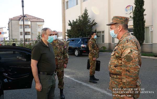 Премьер-министр Армении Никол Пашинян прибывает на совещание о военном сотрудничестве между Арменией и Карабахом (30 августа 2020). Степанакерт Премьер-министр Армении Никол Пашинян прибывает на совещание о военном сотрудничестве между Арменией и Карабахом (30 августа 2020). Степанакерт - Sputnik Армения