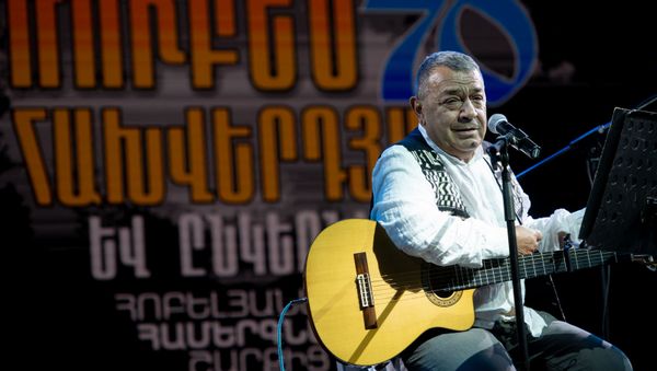 Рубен Ахвердян на концерте в честь своего 70-летия во дворе церкви Сурб Катогике (29 августа 2020). Еревaн - Sputnik Армения