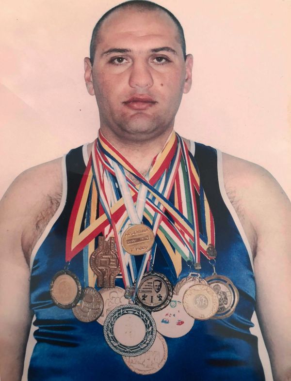 «Բայց չէ՞ որ ինքն էլ է զինվոր...». 38–ամյա Բագրատ Օհանյանն օգնության կարիք ունի - Sputnik Արմենիա