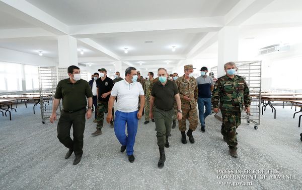 Премьер-министр Армении Никол Пашинян и президент Карабаха Араик Арутюнян посетили одну из воинских частей Карабаха (30 августа 2020). Карабах - Sputnik Армения