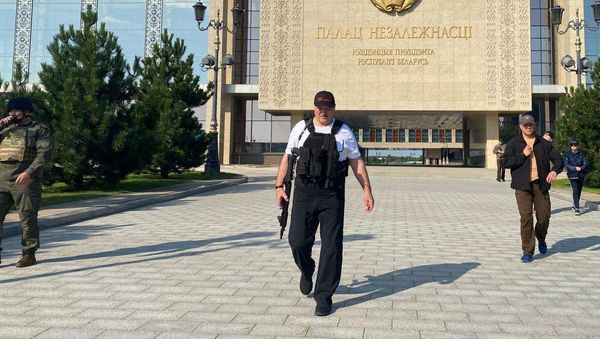 Президент Белоруссии А. Лукашенко около своей резиденции в Минске - Sputnik Армения