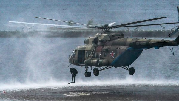 Военнослужащие десантируются из вертолета Ми-8 в ходе демонстрационной программы военной техники в рамках Международного форума Армия-2020 - Sputnik Армения