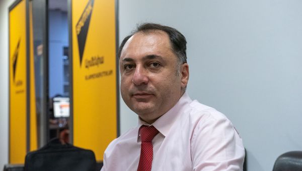 Эксперт в области образования Атом Мхитарян Эксперт в области образования Атом Мхитарян - Sputnik Արմենիա