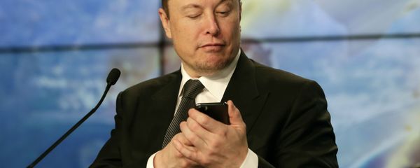 Основатель SpaceX Илон Маск шутит с журналистами, делая вид, что ищет ответ на вопрос по мобильному телефону во время пресс-конференции после испытательного полета ракеты Falcon 9 SpaceX (19 января 2020). Флорида - Sputnik Армения