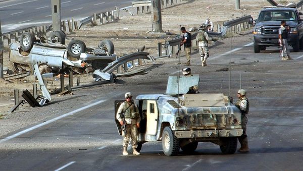 Солдаты армии США на месте взрыва на Шоссе Аэропорта в Ираке (27 октября 2004). Багдад - Sputnik Армения