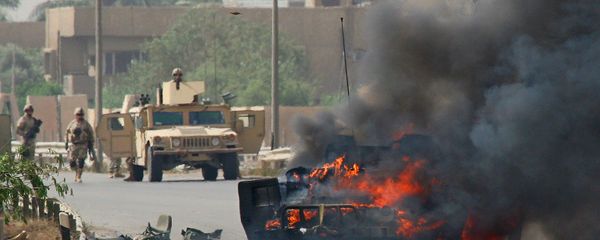 Солдаты армии США у взорванного автомобиля на шоссе, ведущем в аэропорт в Ираке (13 мая 2005). Багдад Солдаты армии США у взорванного автомобиля на шоссе, ведущем в аэропорт в Ираке (13 мая 2005). Багдад - Sputnik Արմենիա