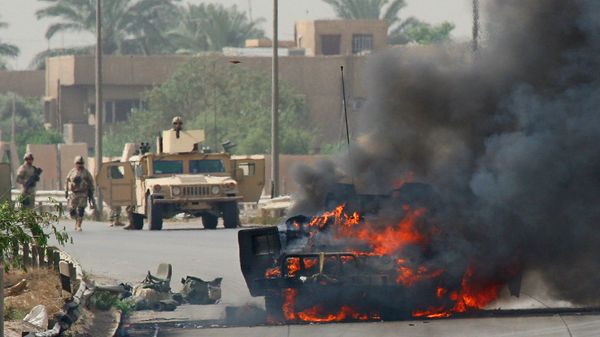 Солдаты армии США у взорванного автомобиля на шоссе, ведущем в аэропорт в Ираке (13 мая 2005). Багдад - Sputnik Армения