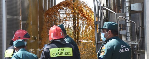 Спасатели на территории филиала Прошянского коньячного завода (1 сентября 2020). Село Армавир Спасатели на территории филиала Прошянского коньячного завода (1 сентября 2020). Село Армавир - Sputnik Армения