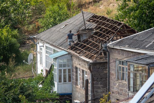 Տղամարդը ապամոնտաժում է հին, ավերված տանիքը. Տավուշի Այգեպար գյուղ - Sputnik Արմենիա