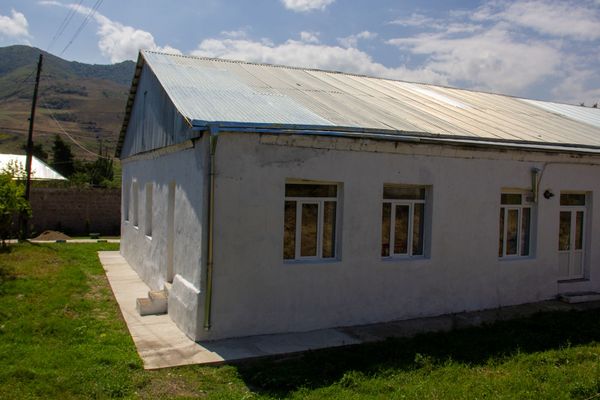 Արկը հարվածել է շենքի անկյունային մասին, այդ հատվածի տանիքը նոր է ու այլ երանգի։
 - Sputnik Արմենիա