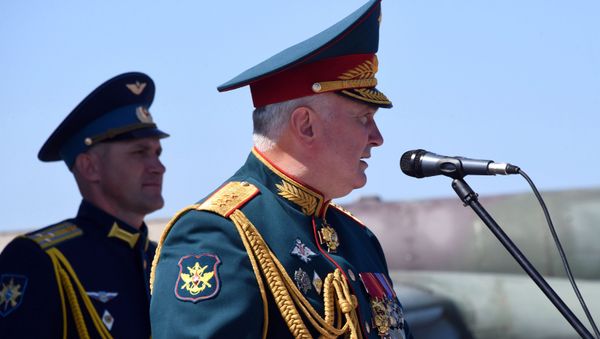 Заместитель министра обороны России генерал-полковник Андрей Картаполов на церемонии вручения  знака воинской доблести - Полковой чаши МО РФ личному составу штурмового авиационного полка Нормандия-Неман (9 июля 2020). Приморский край - Sputnik Армения