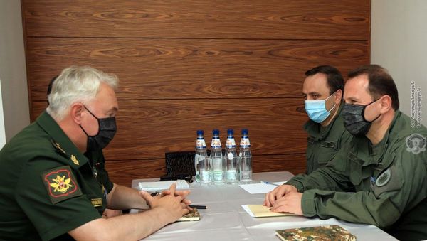 Министр обороны РА Давид Тоноян (справа) и заместитель министра обороны РФ Андрей Картаполов на встрече (2 сентября 2020). Еревaн - Sputnik Արմենիա