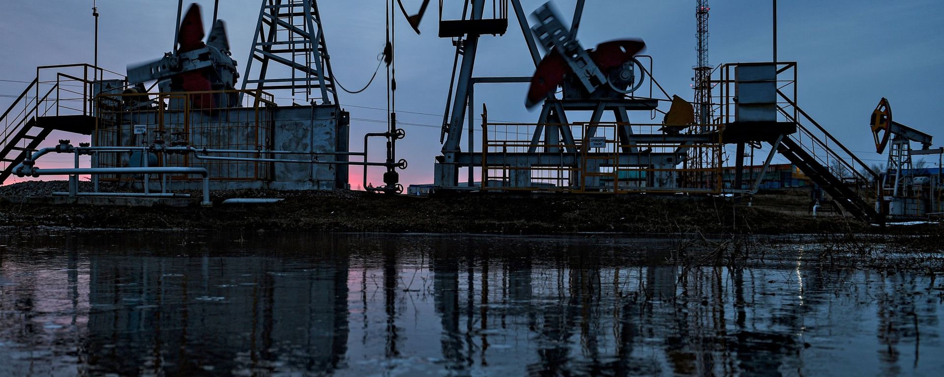 Работа нефтяных станков - качалок Работа нефтяных станков - качалок - Sputnik Արմենիա, 1920, 31.03.2021