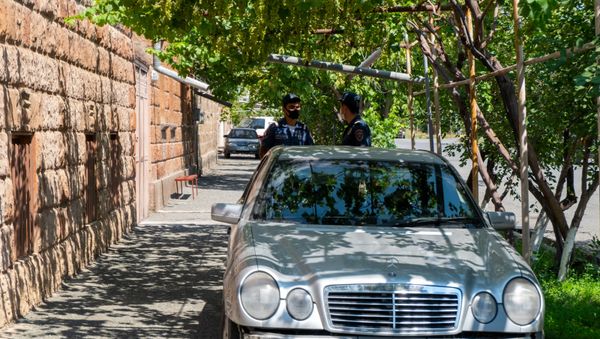 Сотрудники полиции около дома жителя города Армавира Ашота Овсепяна - Sputnik Արմենիա