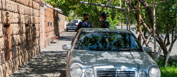 Сотрудники полиции около дома жителя города Армавира Ашота Овсепяна - Sputnik Արմենիա