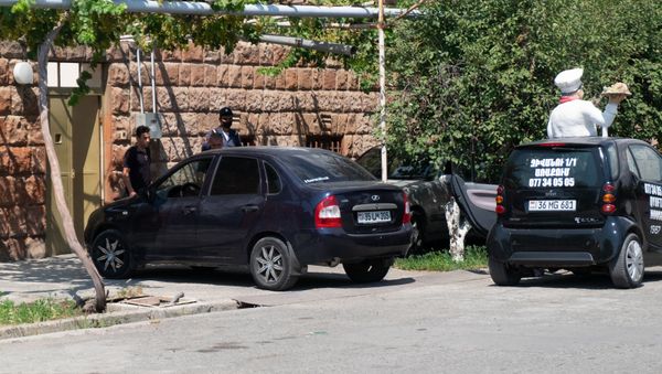 Автомобиль службы доставки еды у дома жителя города Армавира Ашота Овсепяна - Sputnik Армения