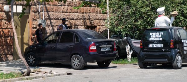 Автомобиль службы доставки еды у дома жителя города Армавира Ашота Овсепяна - Sputnik Արմենիա