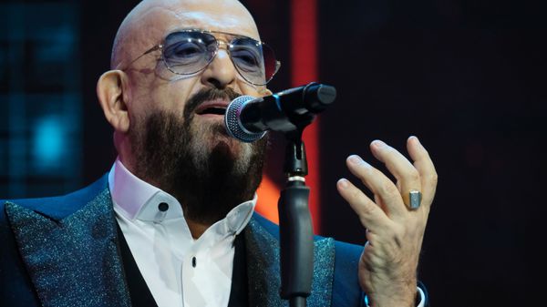 Певец Михаил Шуфутинский выступает на музыкальном фестивале Легенды Ретро FM (14 декабря 2019). Москвa - Sputnik Армения