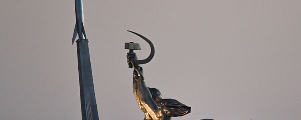 Скульптура Веры Мухиной Рабочий и колхозница и обелиск Покорителям космоса на ВДНХ в Москве - Sputnik Արմենիա