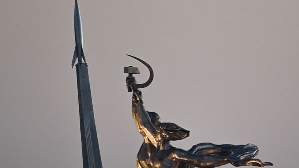Скульптура Веры Мухиной Рабочий и колхозница и обелиск Покорителям космоса на ВДНХ в Москве - Sputnik Արմենիա