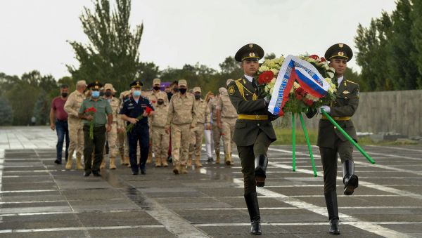 Сборная команда ВСРФ конкурса «Воин мира» Армейских международных игр - 2020 возложила венки и цветы к мемориальному комплексу Геноцида армян (3 сентября 2020). Еревaн - Sputnik Армения