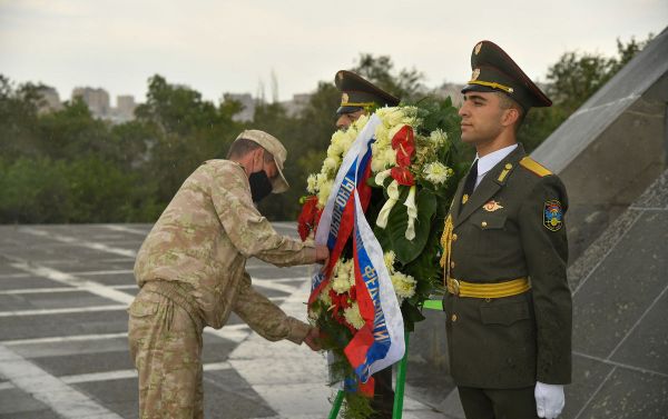 Сборная команда ВСРФ конкурса «Воин мира» Армейских международных игр - 2020 возложила венки и цветы к мемориальному комплексу Геноцида армян (3 сентября 2020). Еревaн - Sputnik Армения