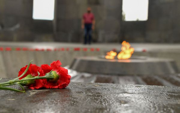 Сборная команда ВСРФ конкурса «Воин мира» Армейских международных игр - 2020 возложила венки и цветы к мемориальному комплексу Геноцида армян (3 сентября 2020). Еревaн - Sputnik Армения