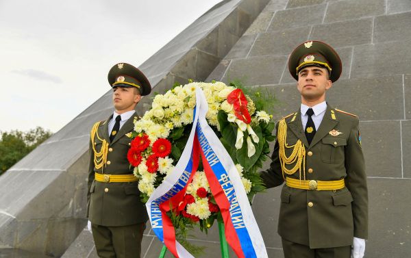 Сборная команда ВСРФ конкурса «Воин мира» Армейских международных игр - 2020 возложила венки и цветы к мемориальному комплексу Геноцида армян (3 сентября 2020). Еревaн - Sputnik Армения