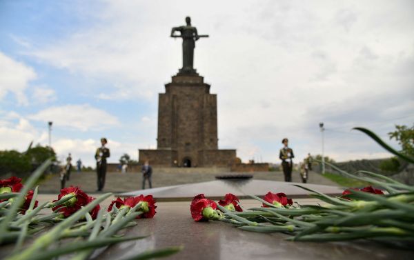 Сборная команда ВСРФ конкурса «Воин мира» Армейских международных игр - 2020 возложила венки и цветы к монументу «Мать Армения» (3 сентября 2020). Еревaн - Sputnik Армения