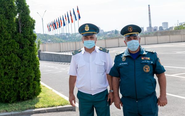 Начальник управления МЧС Армен Геворкян (справа) и старший инструктор департамента пожарно-спасательной службы МЧС РА Акопян (3 сентября 2020). Еревaн Начальник управления МЧС Армен Геворкян (справа) и старший инструктор департамента пожарно-спасательной службы МЧС РА Акопян (3 сентября 2020). Еревaн - Sputnik Армения