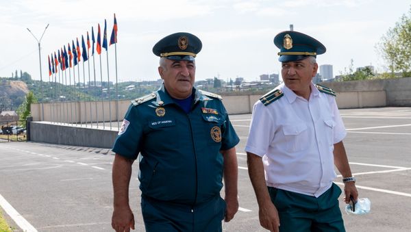 Начальник управления МЧС Армен Геворкян (слева) и старший инструктор департамента пожарно-спасательной службы МЧС РА Акопян (3 сентября 2020). Еревaн - Sputnik Армения