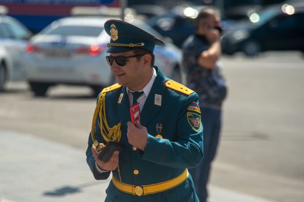 Уличный музыкант дарит плитку шоколада сотруднику МЧС (4 сентября 2020). Еревaн - Sputnik Армения