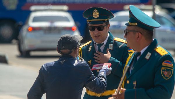 Уличный музыкант дарит шоколадную плитку сотруднику МЧС (4 сентября 2020). Еревaн - Sputnik Армения