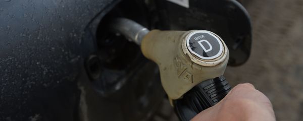 Заправка автомобиля дизельным топливом Заправка автомобиля дизельным топливом - Sputnik Армения