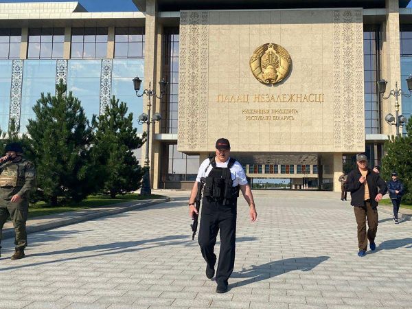 Президент Беларуси А. Лукашенко возле своей резиденции в Минске - Sputnik Армения