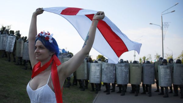 Участница акции протеста оппозиции в Минске - Sputnik Армения