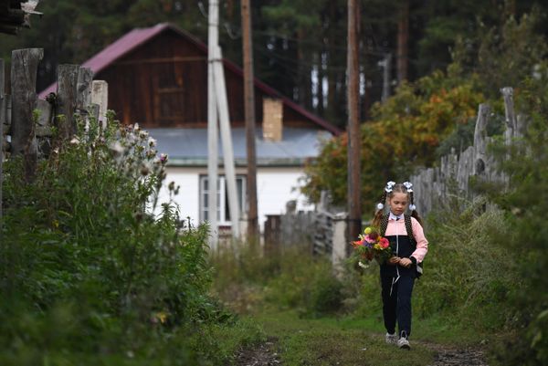 Ученица Юрт-Акбалыкской средней школы в Новосибирской области идет на праздничную линейку 1 сентября - Sputnik Армения
