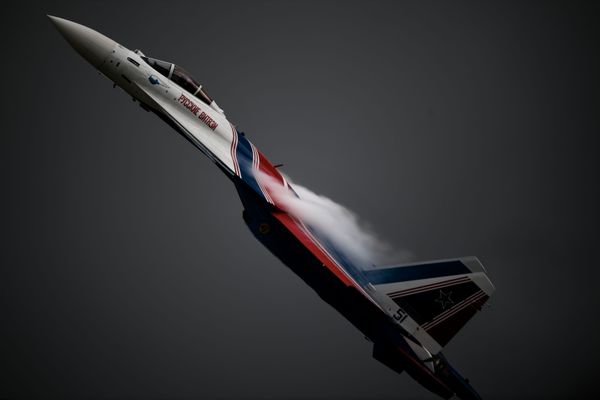 Истребитель Су-35С пилотажной группы Русские Витязи выполняет демонстрационный полет в рамках Международного форума Армия-2020 на аэродроме Кубинка в Подмосковье - Sputnik Армения