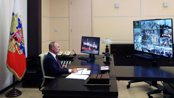 Владимир Путин принимает участие во Всероссийском открытом уроке Помнить - значит знать в режиме видеоконференции - Sputnik Արմենիա