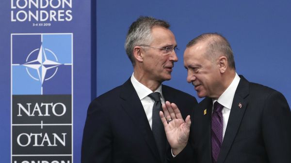 Генеральный секретарь НАТО Йенс Столтенберг (слева) и  президент Турции Реджеп Тайип Эрдоган во время встречи лидеров НАТО в отеле The Grove в Уотфорде (4 декабря 2019). Англия - Sputnik Армения