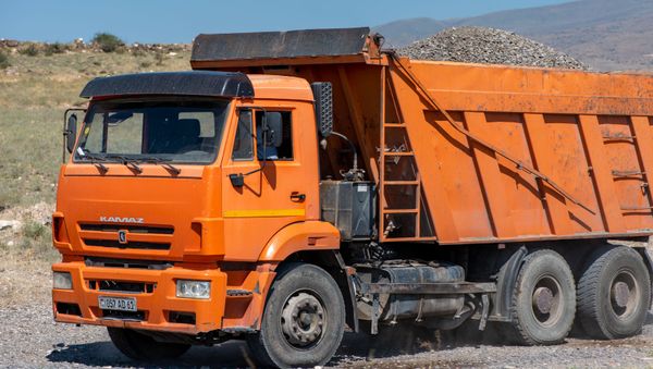 Загруженный щебнем грузовой автомобиль - Sputnik Армения