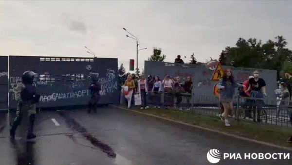 Силовики задерживают участников акции протеста около резиденции Лукашенко - Sputnik Армения