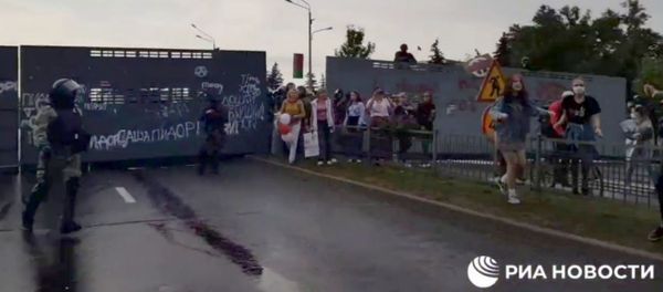 Силовики задерживают участников акции протеста около резиденции Лукашенко Силовики задерживают участников акции протеста около резиденции Лукашенко - Sputnik Армения
