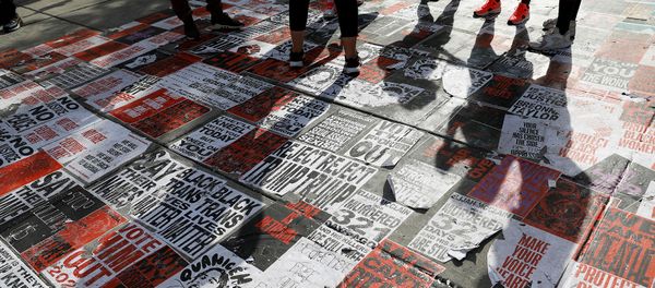 Люди стоят над плакатами BLM на площади Black Lives Matter Plaza во время марша Убери свое колено с наших шей в поддержку расовой справедливости возле Белого дома (28 августа 2020). Вашингтон - Sputnik Արմենիա